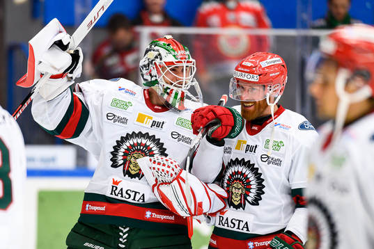 Frölundas målvakt Matthew Tomkins och Jens Olsson jublar