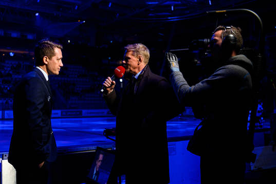 Växjös tränare Sam Hallam blir intervjuad av Cmore