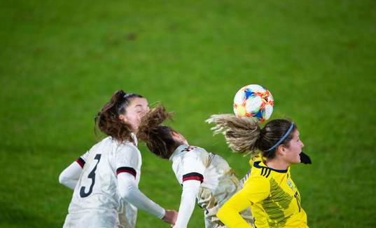 Sveriges Loreta Kullashi, FC Rosengård, nickduellerar med