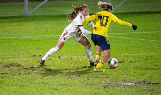 Sveriges Loreta Kullashi, FC Rosengård, bryter sig loss och gör 2-0 i matchen mellan Sverige och Belgien för flickor U23 i Hässleholm 21 oktober 2021.
