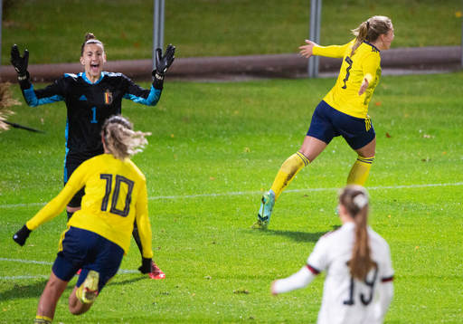 Sveriges Cornelia Kapocs, Linköpings FC, gör 1-0 och jublar i matchen mellan Sverige och Belgien för flickor U23 i Hässleholm 21 oktober 2021.