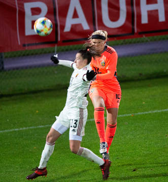 Belgiens Gwen Duijsters och Sveriges målvakt Emma