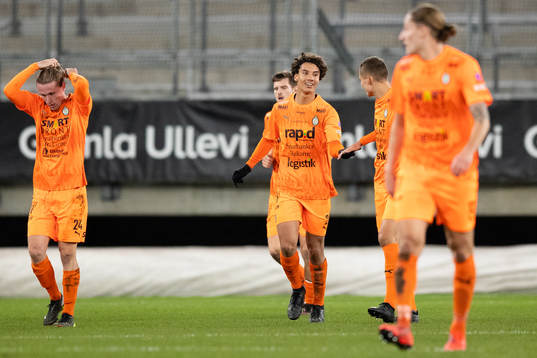 AFC Eskilstunas Robin Tihi jublar efter 1-1