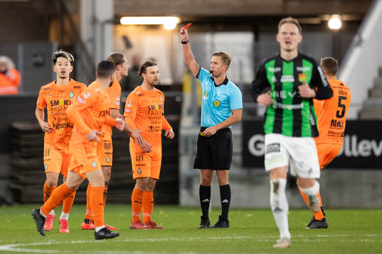 Domare Fredrik Hansson visar ut AFC Eskilstunas Felix Michel