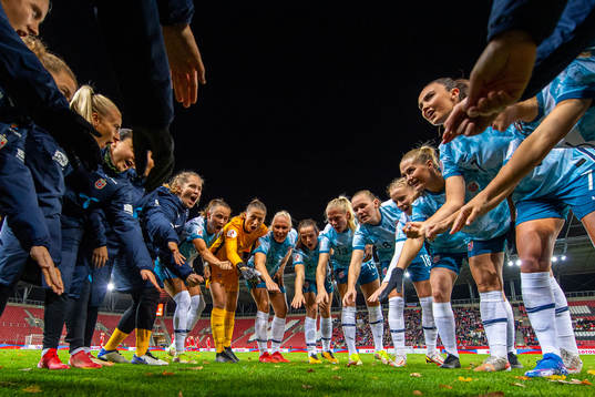 Goalkeeper Aurora Mikalsen, Caroline Graham Hansen, goalkeeper Cecilie Fiskerstrand, Maria Thorisdottir, Tuva Hansen, Guro Bergsvand, Frida Maanum, Julie Blakstad, Lisa-Marie Karlseng Utland, Ingrid Syrstad Engen and players of Norway gather in a circle ahead of the FIFA Women's World Cup Qualifier football match between Poland and Norway on October 21, 2021 in Lodz. 