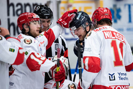 Troja-Ljungbys  Victor Romfors och Karlskogas Sebastian Fakt