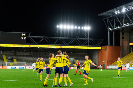 Sveriges spelare jublar efter 2-1 genom Line Wessman