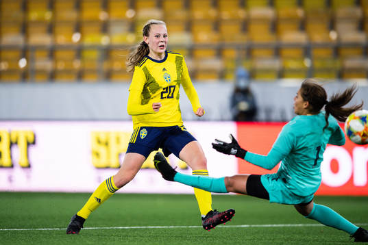 Sveriges Line Wessman gör 2-1 bakom Frankrikes målvakt Feerine Belhaj