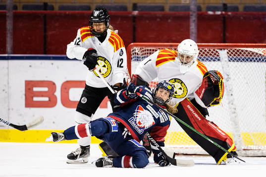 Brynäs  Fanny Brolin och  målvakt Evelina Mäkinen  mot