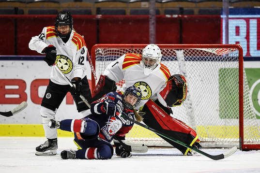 Brynäs Mina Waxin, målvakt Evelina Mäkinen och