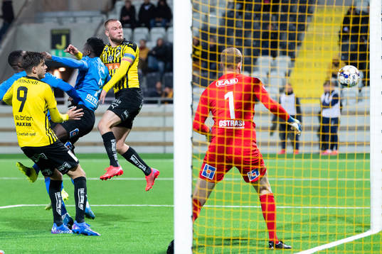 Häckens Alexander Faltsetas nickar bollen