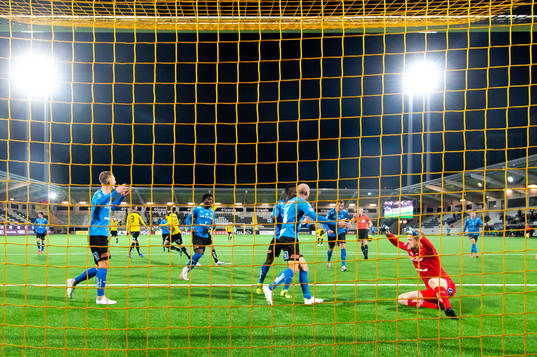 Halmstads målvakt Malkolm Nilsson Säfqvist jublar