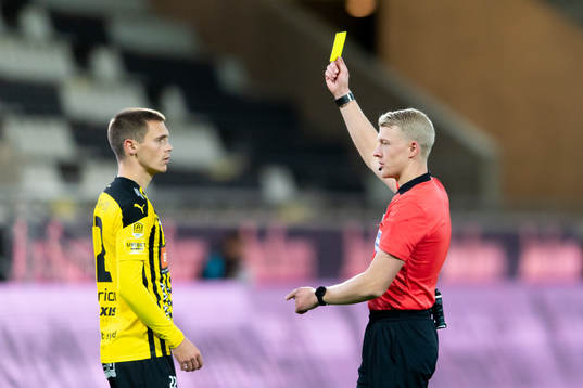 Häckens Tobias Carlsson får gult kort av domare Adam