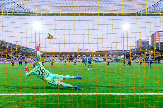 Halmstads Marcus Antonsson gör 0-1 på straff