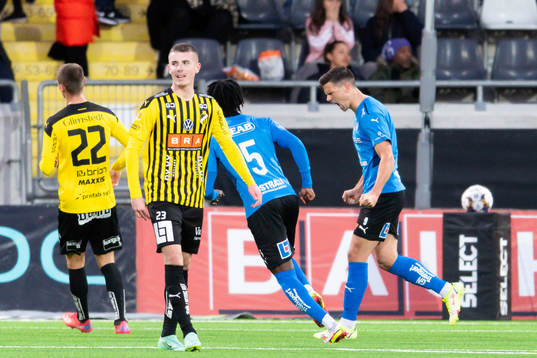 Halmstads Marcus Antonsson jublar efter att han gjort 0-1 på straff