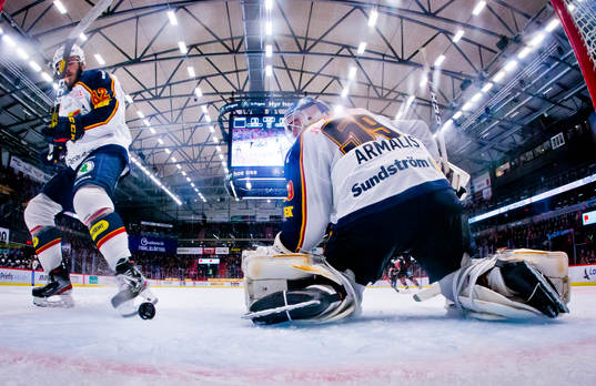 Örebros Leo Carlsson gör 4-3 via Djurgårdens Paul Carey