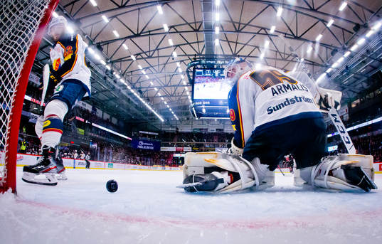 Örebros Leo Carlsson gör 4-3 via Djurgårdens Paul Carey