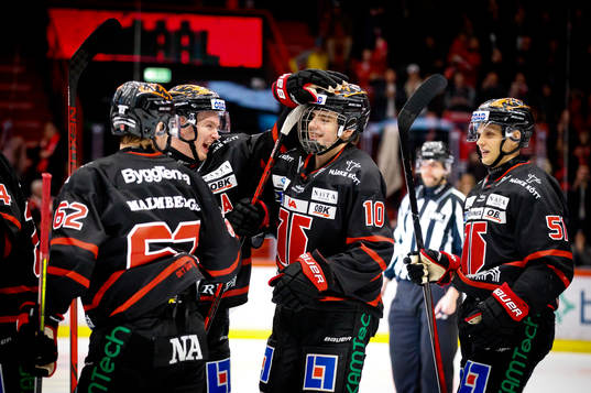 Örebros Leo Carlsson gör 4-3 och jublar med Kristian