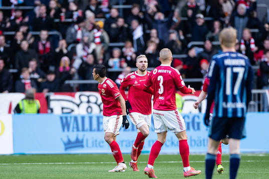 Kalmars Jonathan Ring jublar