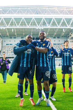 Djurgårdens Edward Chilufya och Emmanuel Banda jublar effer  fotbollsmatchen i Allsvenskan mellan Djurgården och Kalmar den 23 oktober 2021 i Stockholm. 
