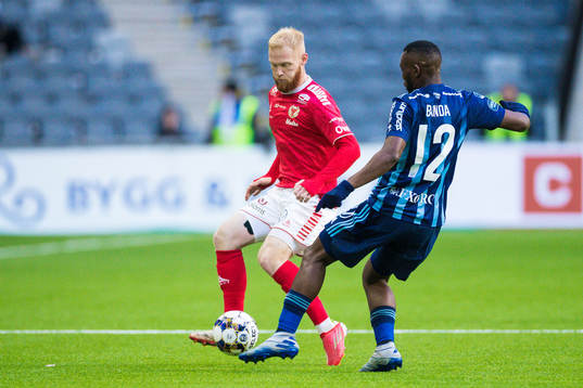 Kalmars Nils Fröling oc Djurgårdens Emmanuel Banda