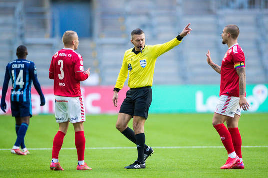 domare Bojan Pandzic med Kalmars Sebastian Ring och Douglas Bergqvist