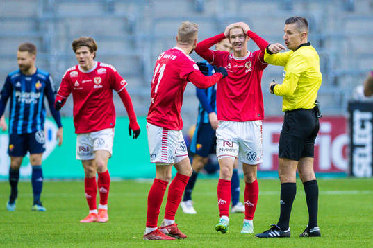 Kalmars Jonathan Ring och Carl Gustafsson i diskussion med domare Bojan Pandzic
