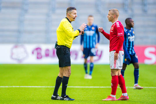 domare Bojan Pandzic och Kalmars Sebastian Ring