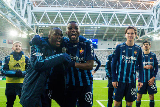 Djurgårdens Edward Chilufya och Emmanuel Banda jublar