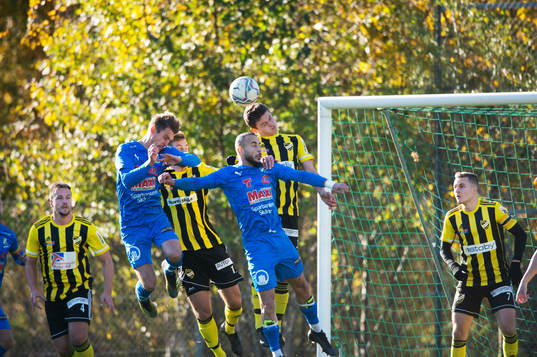  IFK Hässleholms Isak Orajärvi nickar undan framför Nosabys Mohammed Hamdan i matchen i division 2 mellan Nosaby IF och IFK Hässleholm i Kristianstad 23 oktober 2021.