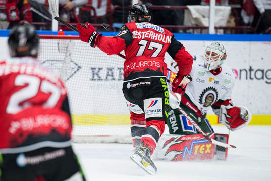 Malmö Redhawks Pathrik Westerholm gör 1-0 med handen,
