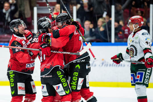 Malmö Redhawks Adam Ollas Mattsson jublar med lagkamrater