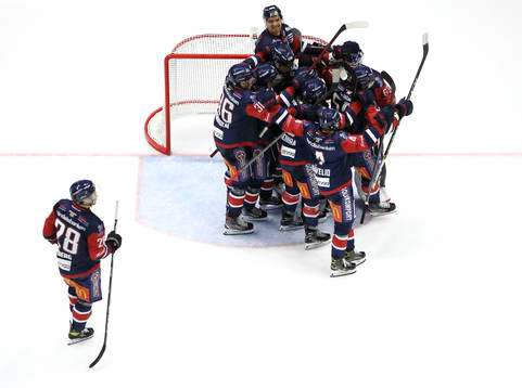 Linköpings spelare med John Nyberg jublar och tackar