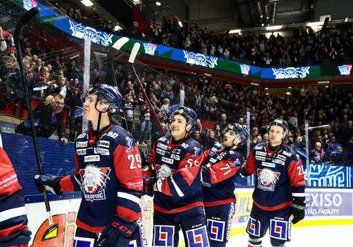 Linköpings spelare med bl.a. nye John Nyberg jublar och