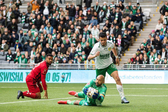 Östersunds målvakt Aly Keita och Blair Turgott mot