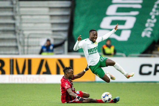Östersunds Samuel Mensiro och Hammarbys David Accam i en