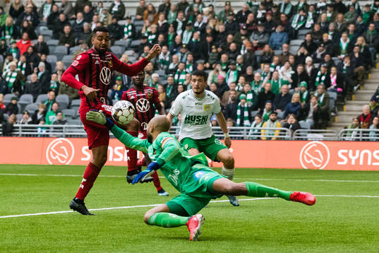 Östersunds Noah Sonko Sundberg och målvakt Aly Keita