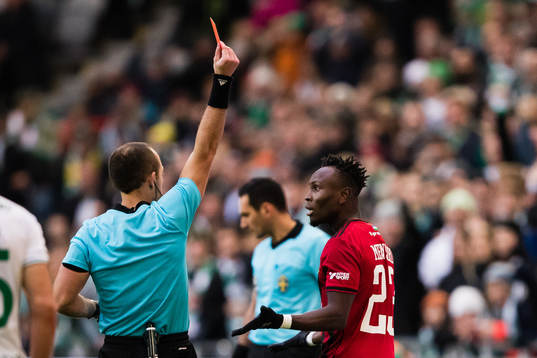 Domare Kaspar Sjöberg  ger ett röttkort till Östersunds