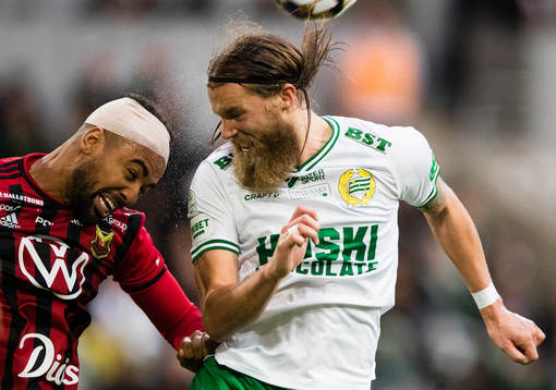 Östersunds Noah Sonko Sundberg och Hammarbys Bjørn Paulsen i en nickduell