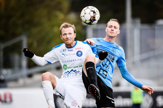 Landskronas Måns Ekvall och Akropolis Pontus Åsbrink i kamp om bollen