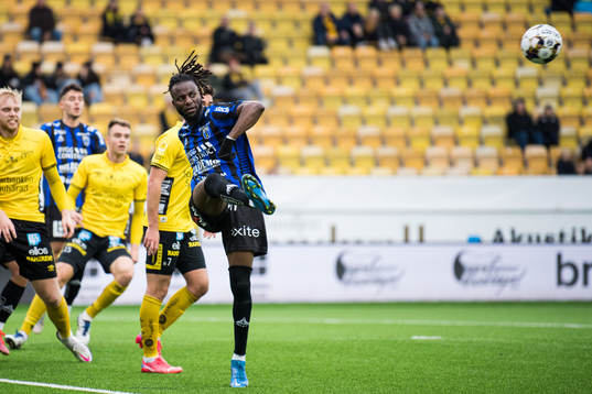 Sirius Joseph Colley rensar undan bollen