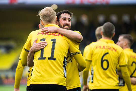 Elfsborgs Frederik Holst gratulerar Sveinn Gudjohnsen