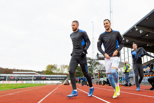 Malmös Lasse Nielsen och Veljko Birmancevic före fotbollsmatchen i Allsvenskan mellan Varberg och Malmö FF den 24 oktober 2021 i Varberg. 