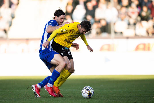 Mjällbys Joel Nilsson och IFK Göteborgs Gustav Svensson