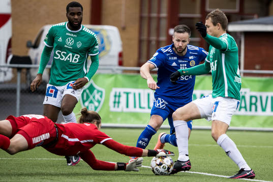 Sundsvalls Robert Lundström och Brages målvakt Adrian