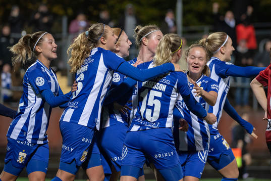 IFK Göteborgs spelare Novalie Jensen, Filippa Hopkins, Matilda Berg, Jenny Helgesson och Thilda Gianello  jublar