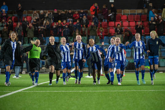 IFK Göteborgs spelare jublar mot publiken