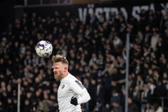 Örebros Michael Almebäck värmer upp