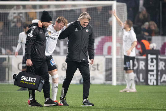 Örebros Martin Broberg lämnar planen skadad