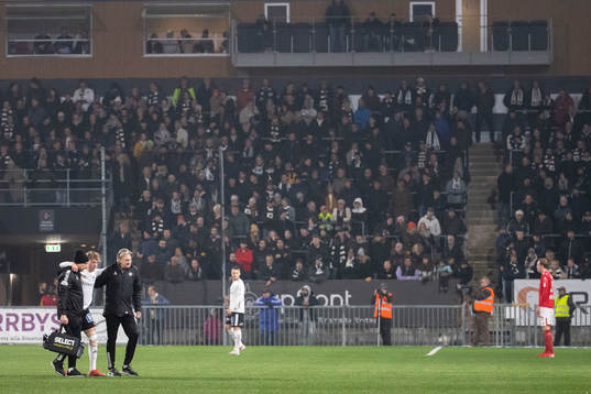 Örebros Martin Broberg får hjälp av planen